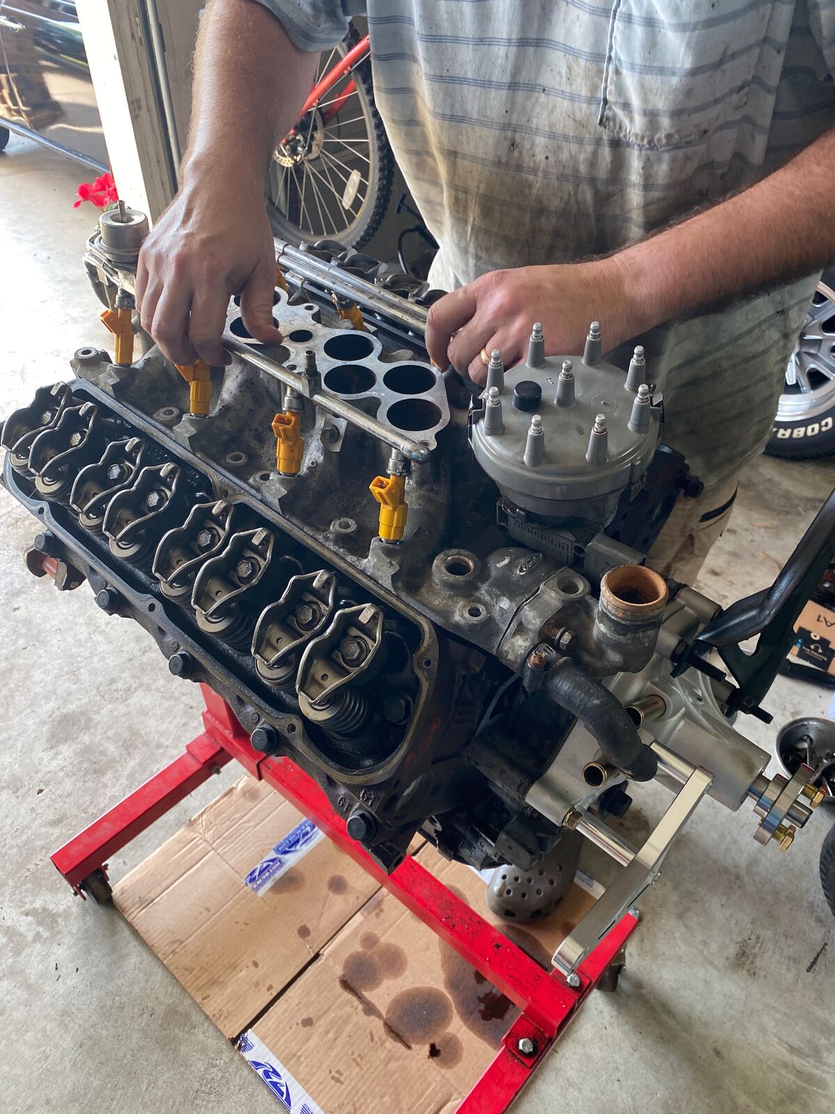 Installing fuel injectors on the engine