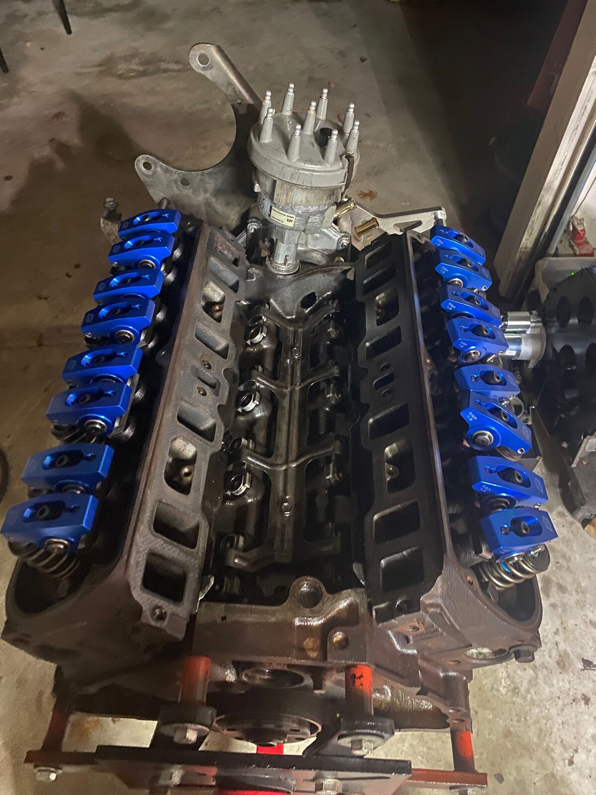 Finished rebuilt heads with blue rocker covers
